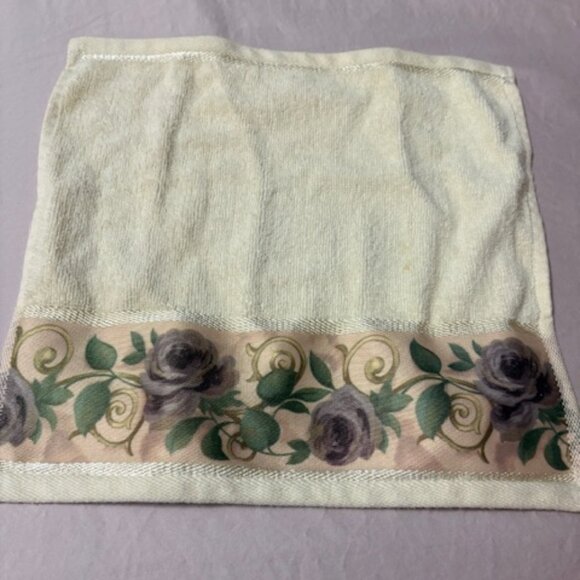 Set of 4- 3 Croscill Bath Hand Towels & 1 Wash Cloth. - Picture 4 of 4